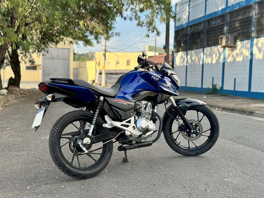 Escapamento esportivo silencioso por baixo da moto Honda CG 160 Titan 2025