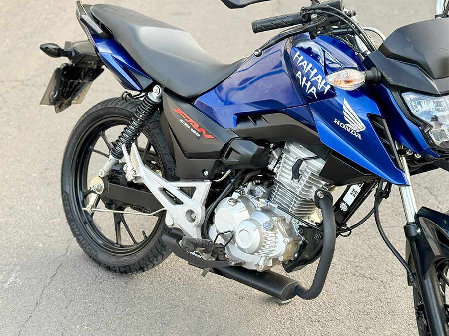 Escapamento esportivo silencioso por baixo da moto Honda CG 160 Titan 2025