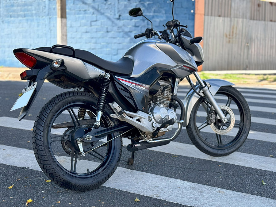 Escapamento esportivo silencioso por baixo da moto Honda CG 160 Titan 2015 a 2024