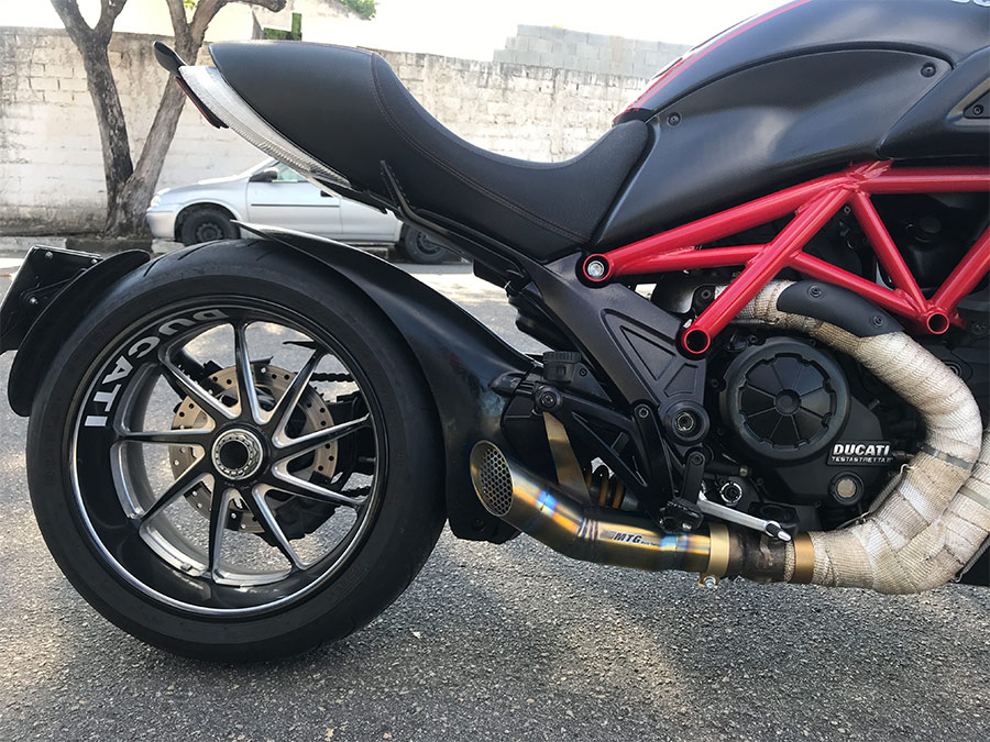 Ponteira em inox dourada com abafador Diavel
