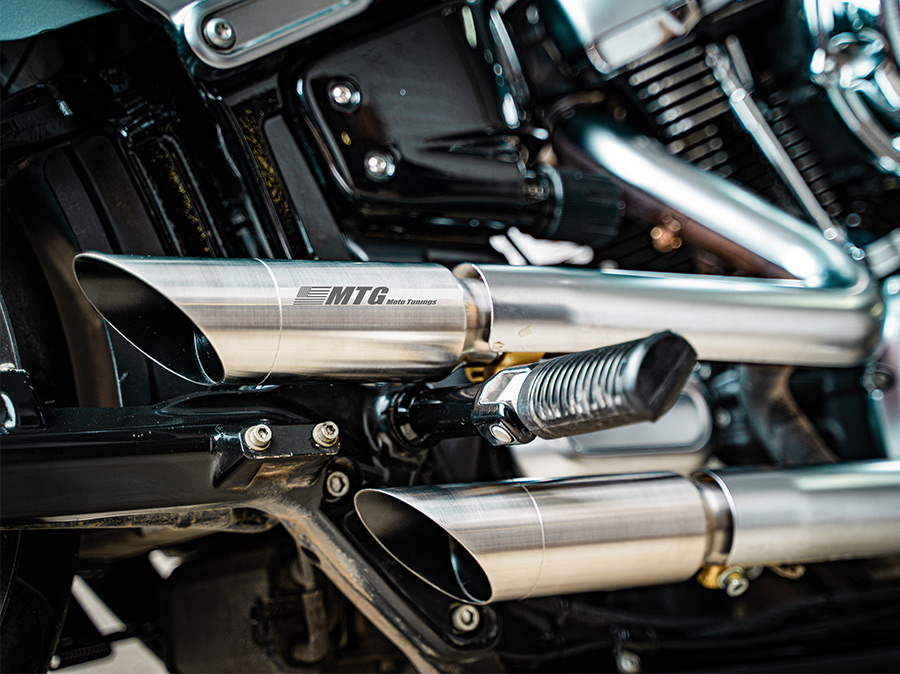Par de ponteiras de escapamento com abafador Harley Davidson Softail Slim