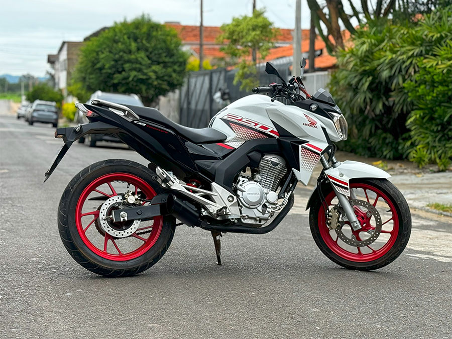 Ponteira de escapamento preta Honda Twister 250 (2016 a 2022)