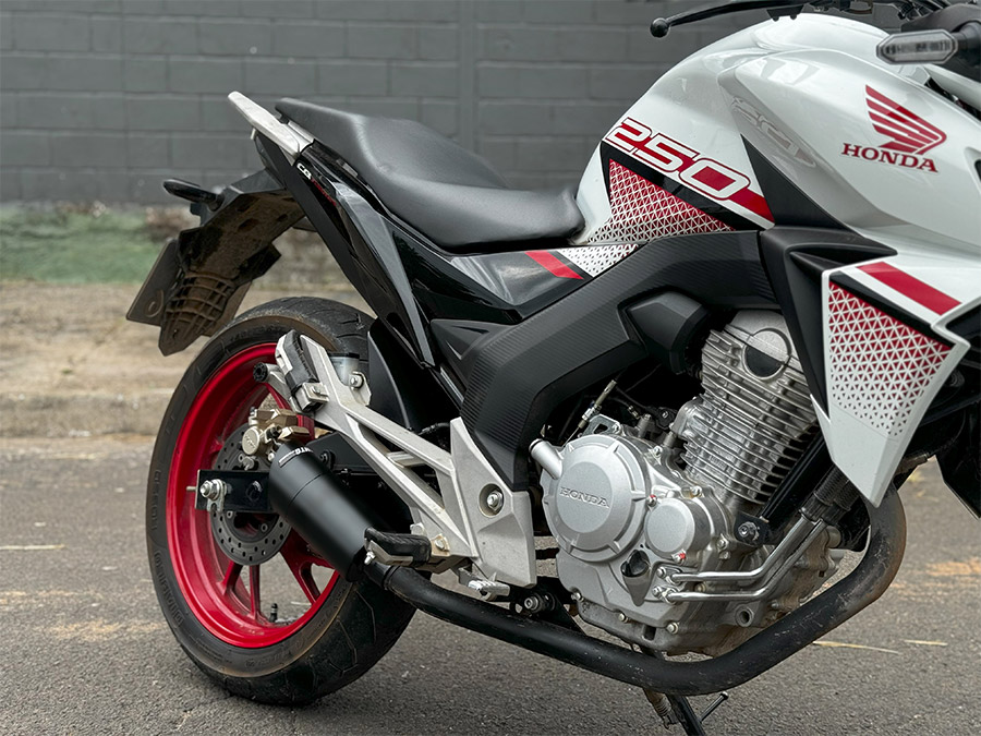Ponteira de escapamento preta Honda Twister 250 (2016 a 2022)