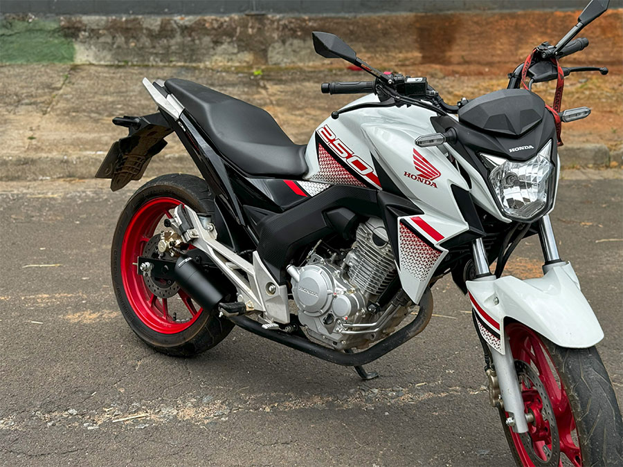 Ponteira de escapamento preta Honda Twister 250 (2016 a 2022)