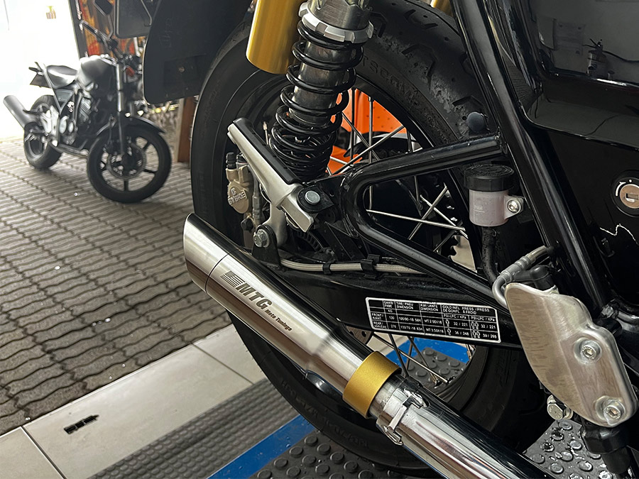 Par de ponteiras de escapamento esportivo com abafador Royal Enfield Interceptor 650