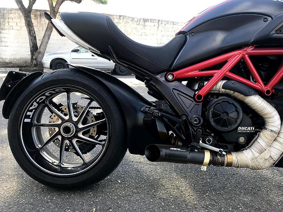 Ponteira preta curva com abafador Diavel