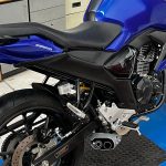 Escapamento esportivo por baixo da moto com DB killer Yamaha FZ15