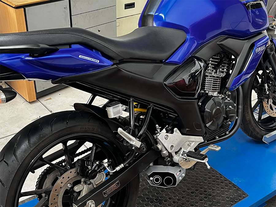 Escapamento esportivo por baixo da moto com DB killer Yamaha FZ15