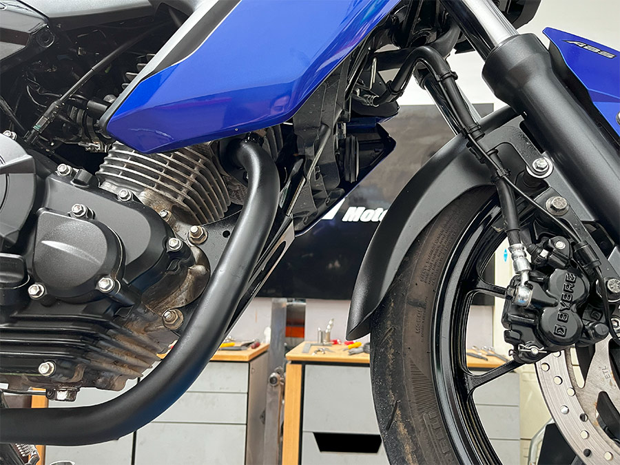 Escapamento esportivo por baixo da moto com DB killer Yamaha FZ15