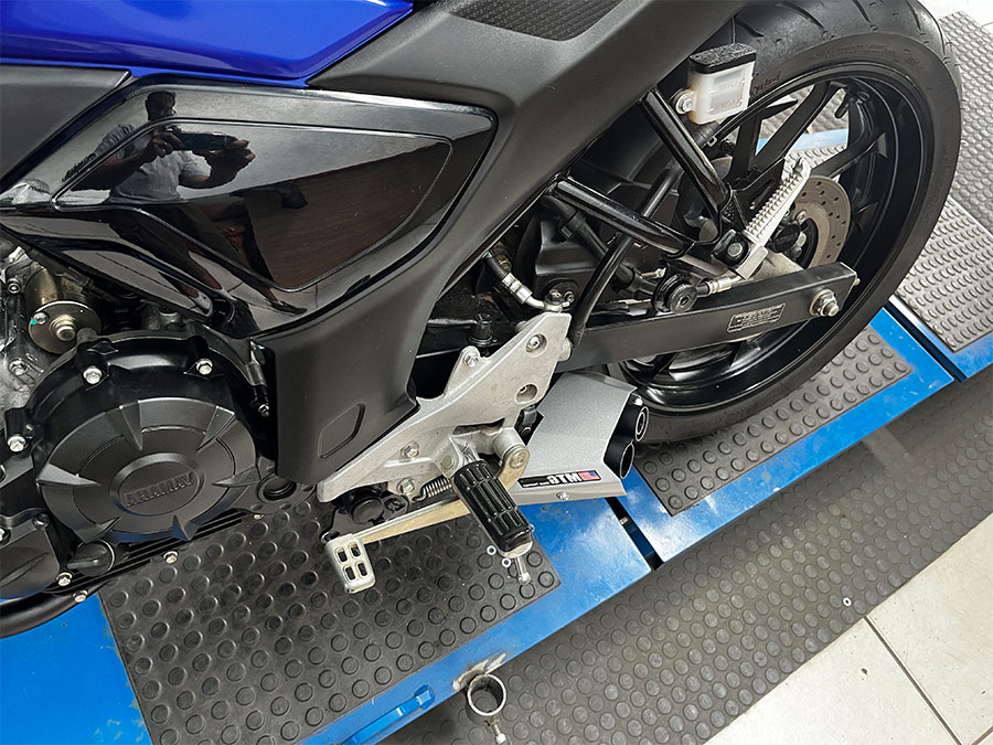 Escapamento esportivo por baixo da moto com DB killer Yamaha FZ15