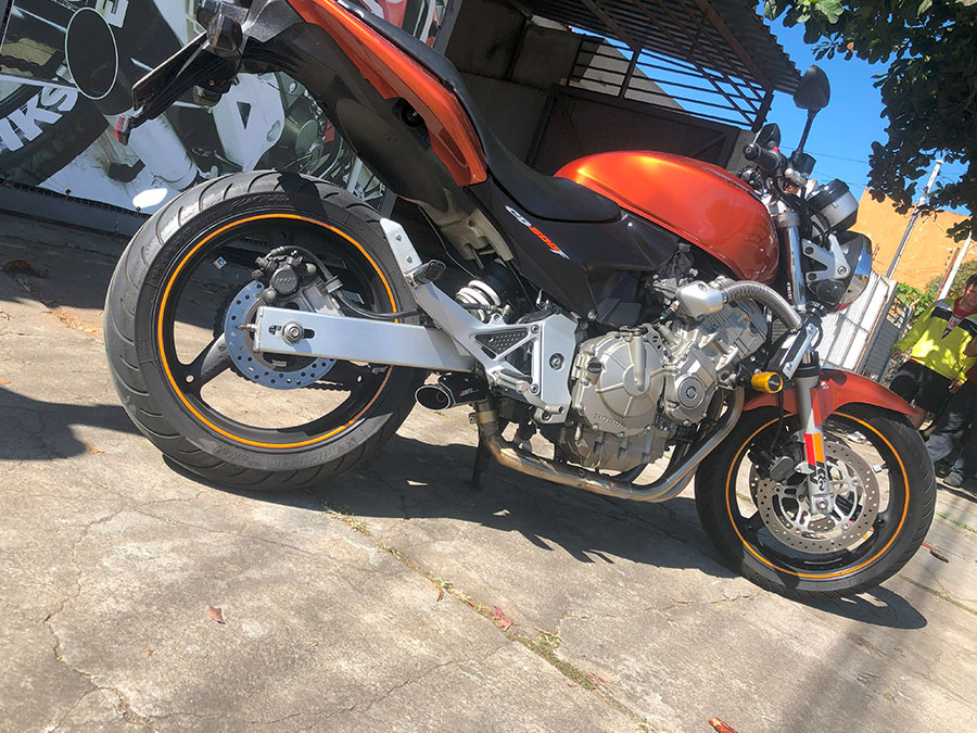 Ponteira de escapamento inox com abafador e escudo Honda Hornet Carburada