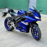 Escapamento esportivo por baixo da moto com DB killer Yamaha R15