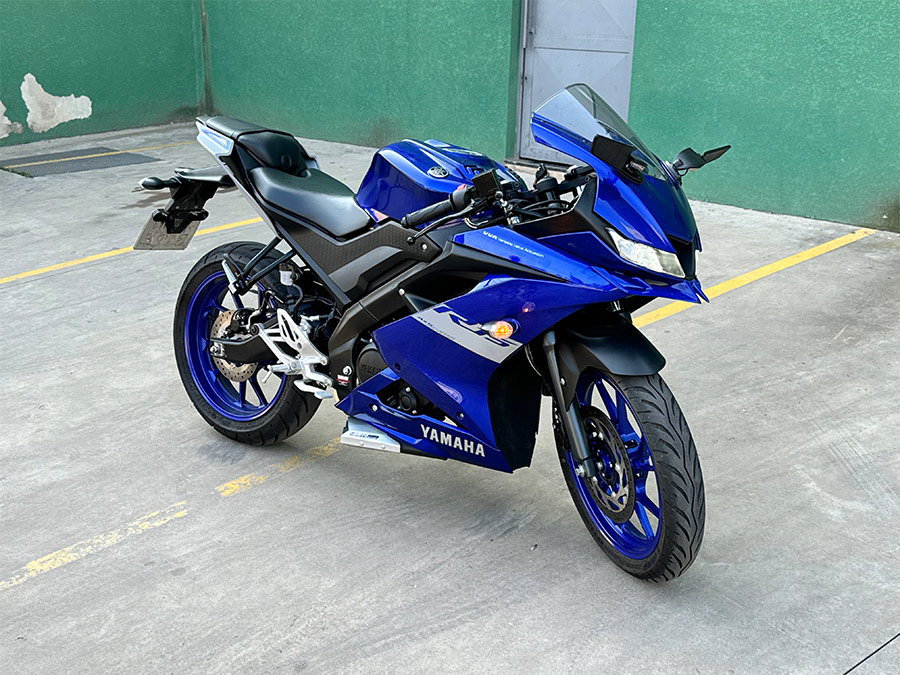 Escapamento esportivo por baixo da moto com DB killer Yamaha R15