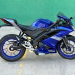 Escapamento esportivo por baixo da moto com DB killer Yamaha R15