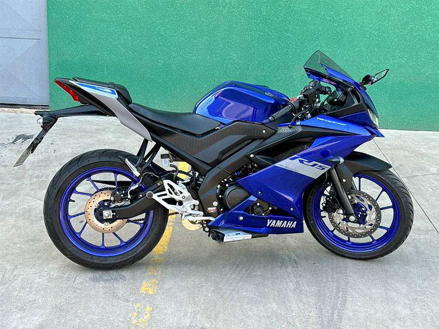 Escapamento esportivo por baixo da moto com DB killer Yamaha R15