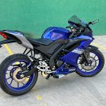 Escapamento esportivo por baixo da moto com DB killer Yamaha R15