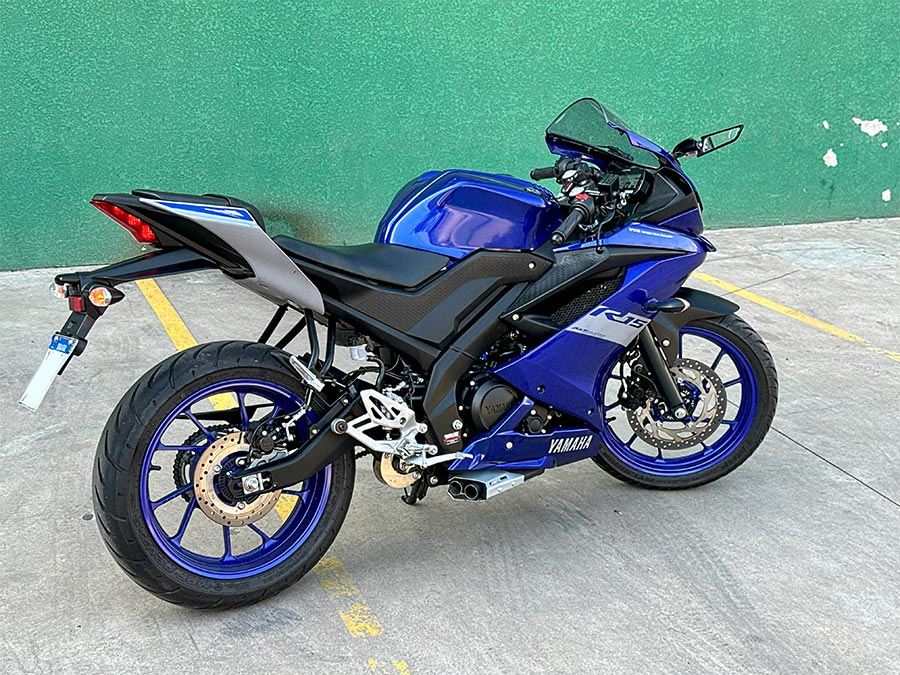 Escapamento esportivo por baixo da moto com DB killer Yamaha R15