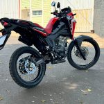 Escapamento silencioso por baixo da moto Honda Sahara 300