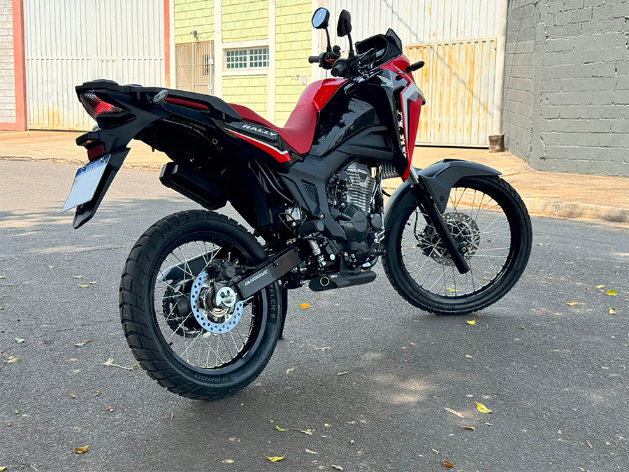 Escapamento silencioso por baixo da moto Honda Sahara 300