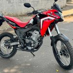 Escapamento silencioso por baixo da moto Honda Sahara 300