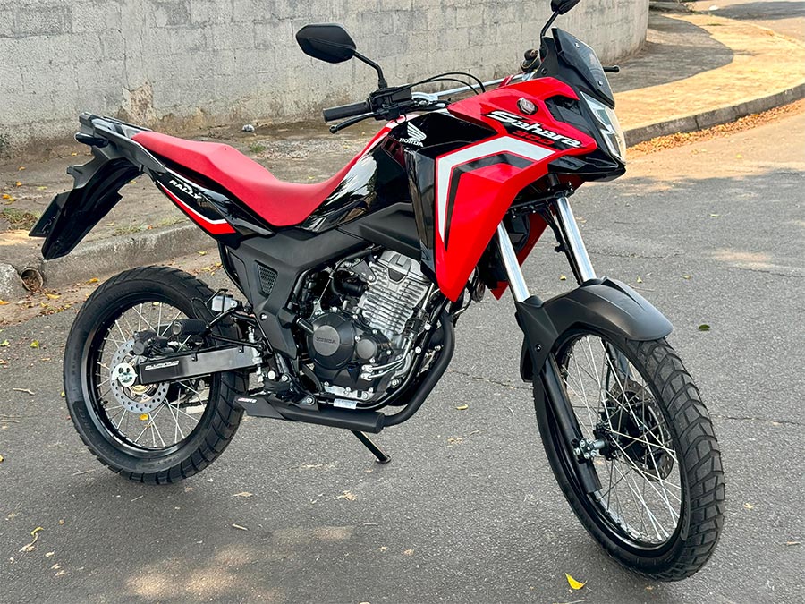 Escapamento silencioso por baixo da moto Honda Sahara 300