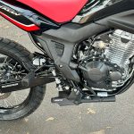 Escapamento silencioso por baixo da moto Honda Sahara 300