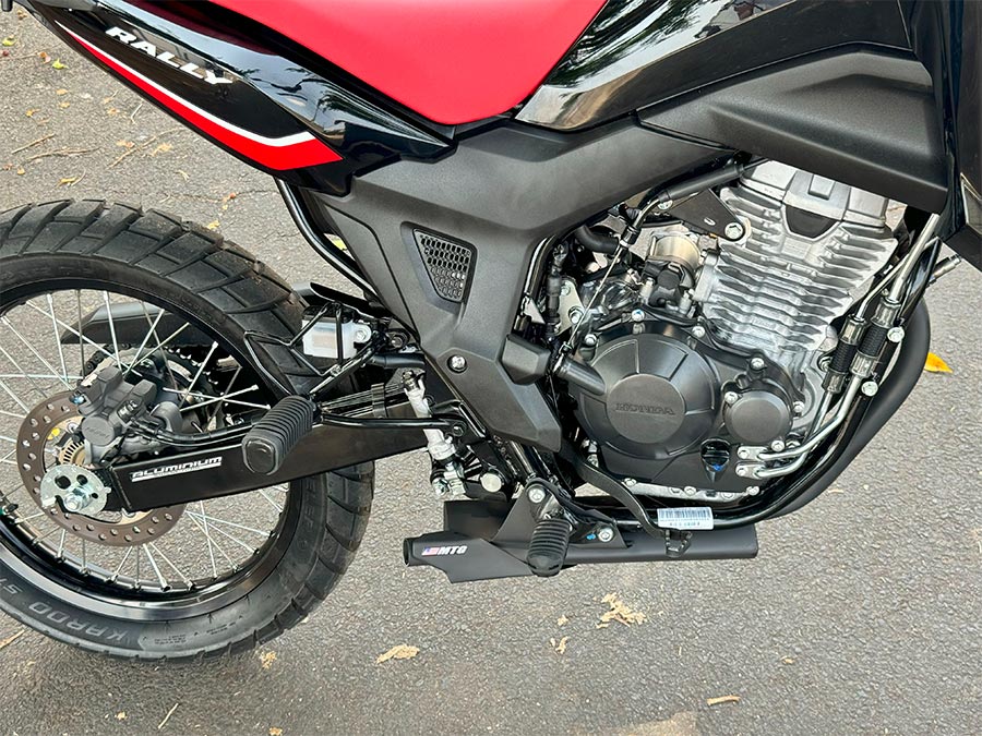 Escapamento silencioso por baixo da moto Honda Sahara 300